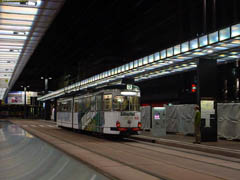 Tram am Hbf-Mittelterminal bei Nacht